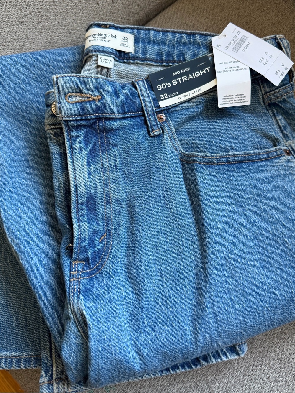 NWT Abercrombie & Fitch mid rise Straight 90's Jeans - Blue, curve love. 32short